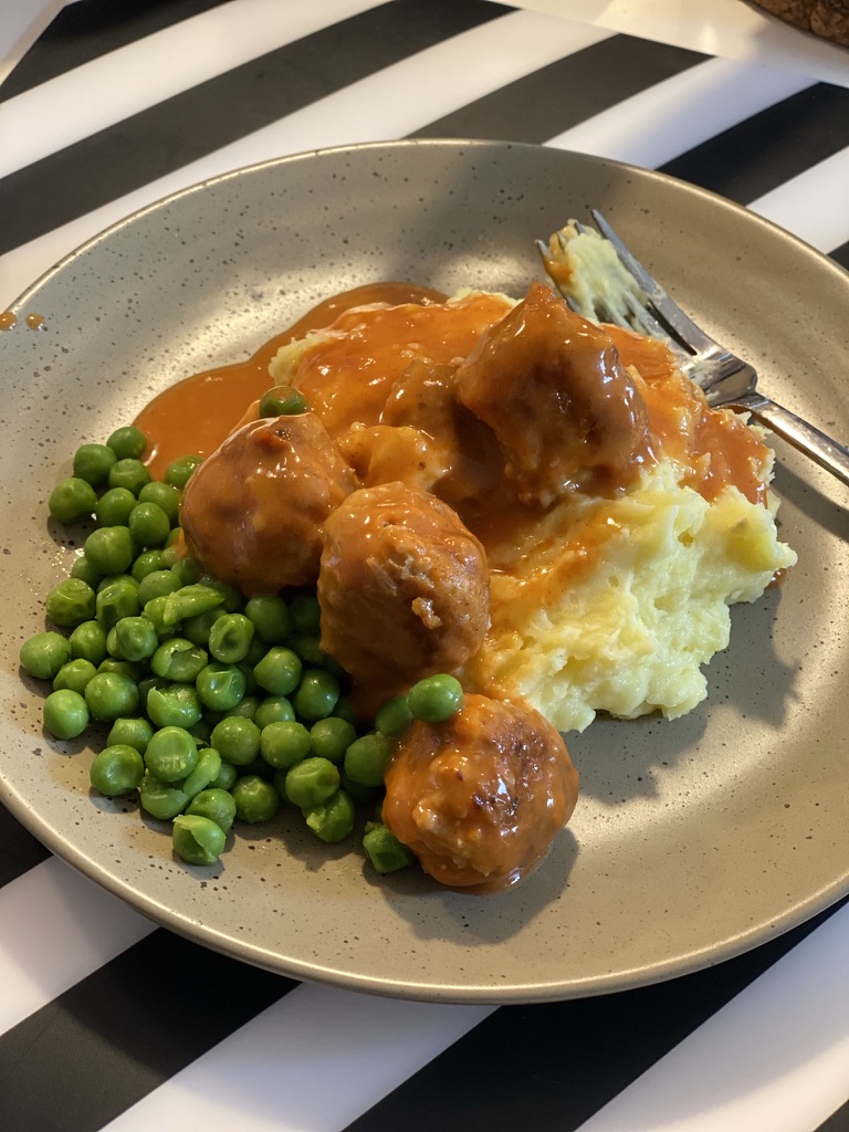 Chicken meatballs with mashed potatoes - Comfy Foodie
